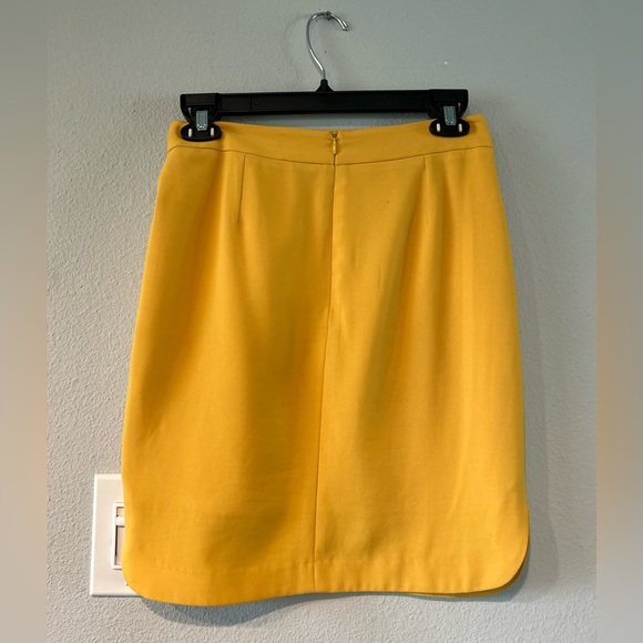 Yellow skirt - Picture 2 of 4